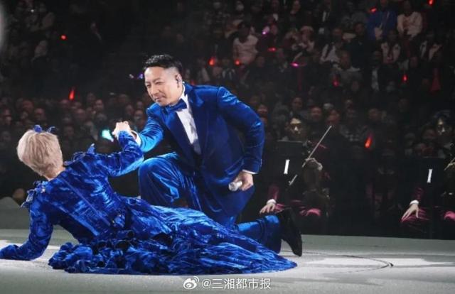 59岁女明星演唱会突发意外，本人回应-2.jpg