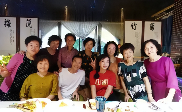 周润发70岁健步如飞，刘晓庆74岁高空跳伞，内娱明星个个深藏不露-11.jpg