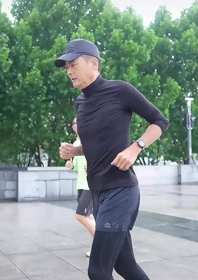 周润发70岁健步如飞，刘晓庆74岁高空跳伞，内娱明星个个深藏不露-17.jpg