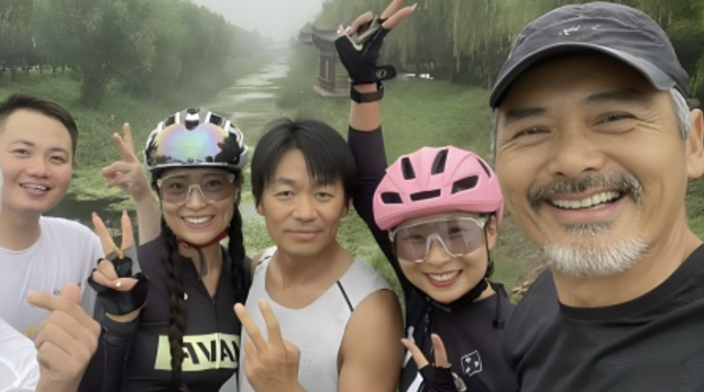 周润发70岁健步如飞，刘晓庆74岁高空跳伞，内娱明星个个深藏不露-20.jpg