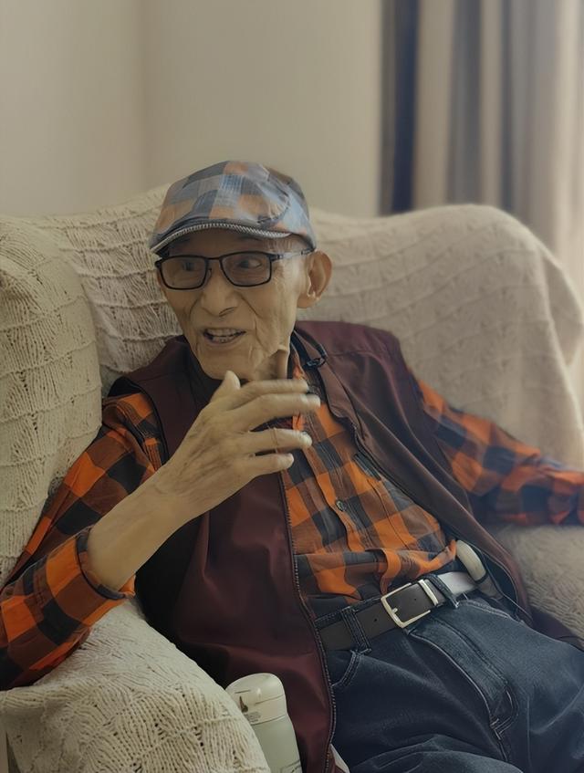 周润发70岁健步如飞，刘晓庆74岁高空跳伞，内娱明星个个深藏不露-24.jpg