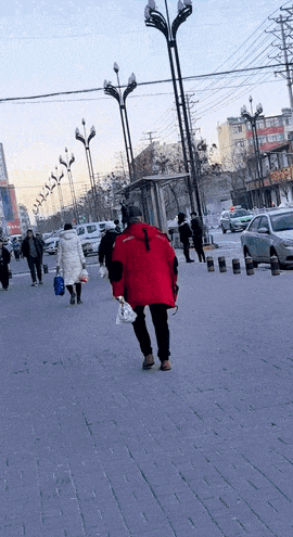 每天一笑，50张搞笑动图：这么低矮的山，为何不推平呢？-4.jpg
