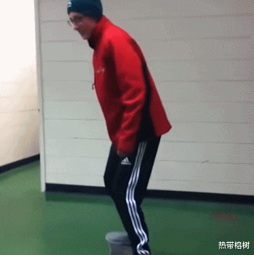 每天一笑，50张搞笑动图：这么低矮的山，为何不推平呢？-35.jpg