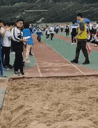 每天一笑，50张搞笑动图：这么低矮的山，为何不推平呢？-38.jpg