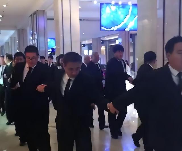 自我感觉良好的八位明星，没人捧场翻车不断，真的是既尴尬又心酸-12.jpg