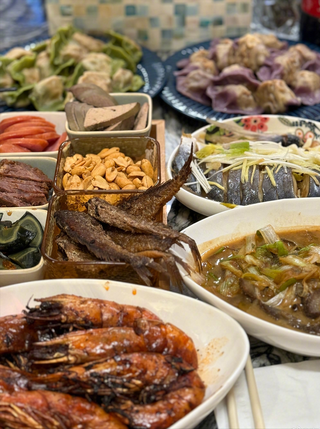 明星家年夜饭总结：有人简单有人丰盛，但还是吴奇隆家最有特色-2.jpg