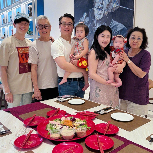 明星家年夜饭总结：有人简单有人丰盛，但还是吴奇隆家最有特色-4.jpg