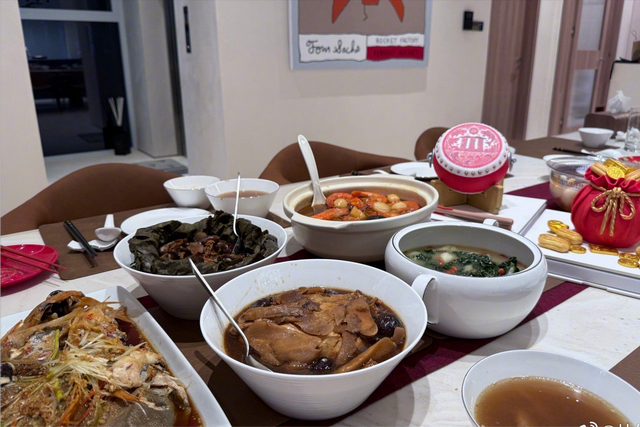 明星家年夜饭总结：有人简单有人丰盛，但还是吴奇隆家最有特色-5.jpg