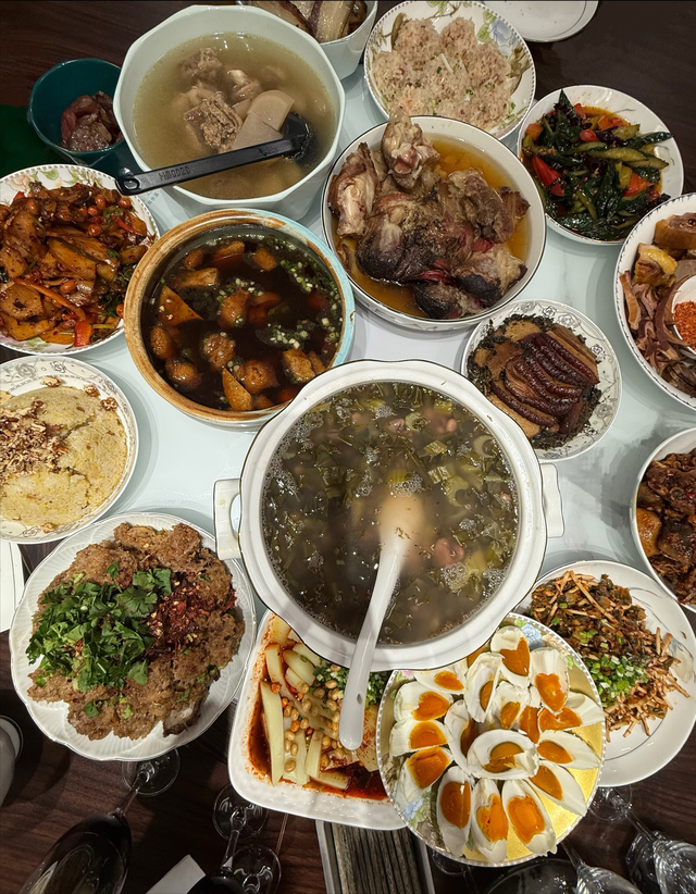 明星家年夜饭总结：有人简单有人丰盛，但还是吴奇隆家最有特色-6.jpg
