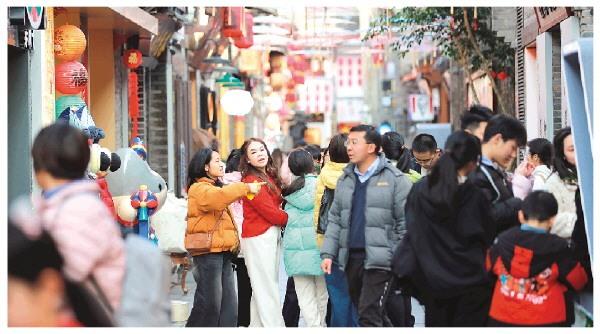 头条热榜：春运狂潮破纪录！《哪吒2》票房炸裂，冰雪旅游成顶流-2.jpg