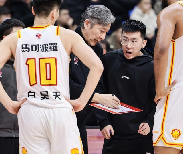 北京大胜深圳终结三连败！杰曼5+18引六人上双 曾凡博21+4周琦15+9-5.jpg