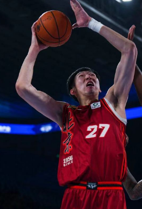 北京大胜深圳终结三连败！杰曼5+18引六人上双 曾凡博21+4周琦15+9-6.jpg