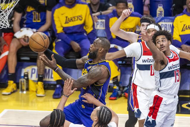 （体育）篮球——NBA常规赛：湖人胜奇才-3.jpg
