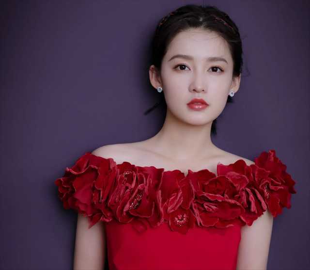 李沁，昆曲闺门旦变身影视明星，跨界15年演艺之路充满挑战与惊喜-2.jpg