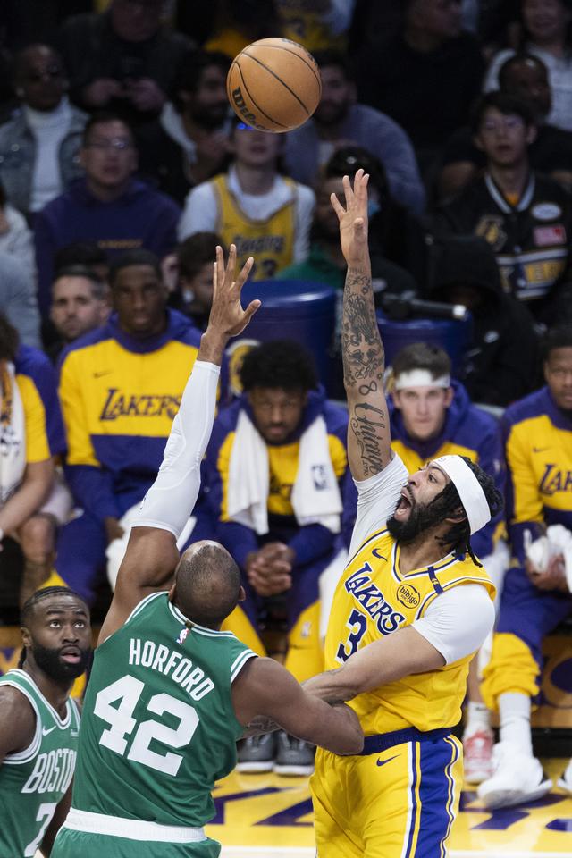 （体育）篮球——NBA常规赛：湖人胜凯尔特人-3.jpg