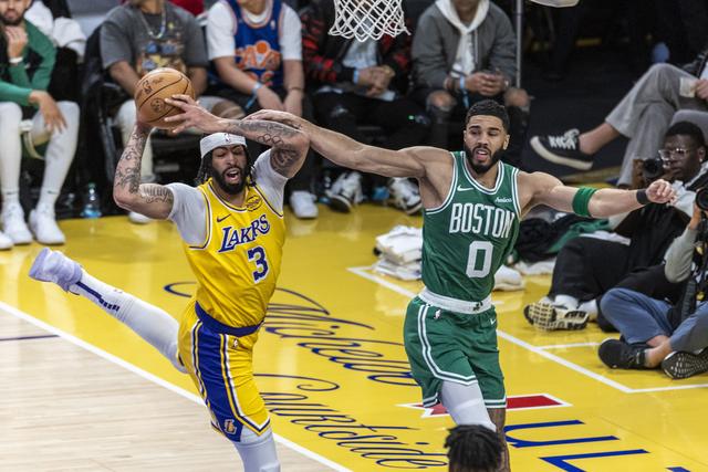 （体育）篮球——NBA常规赛：湖人胜凯尔特人-6.jpg