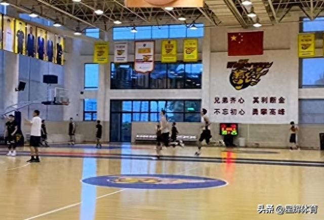 搞笑！广东队师徒太没边际感 杜锋戴贝兹利帽子 贝兹利为杜锋跳热舞-1.jpg