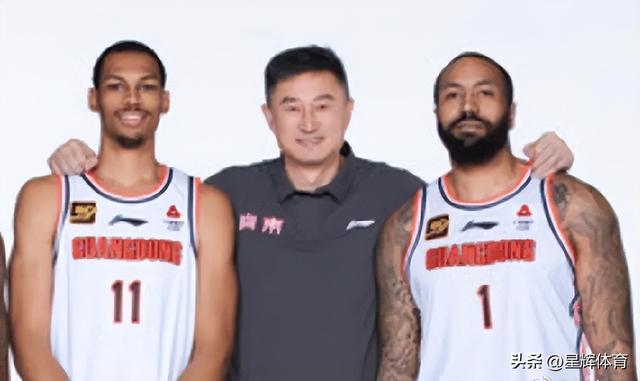 搞笑！广东队师徒太没边际感 杜锋戴贝兹利帽子 贝兹利为杜锋跳热舞-5.jpg