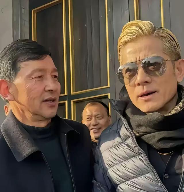 明星的真实面貌大曝光：假鼻子、黄牙与岁月的无情-2.jpg
