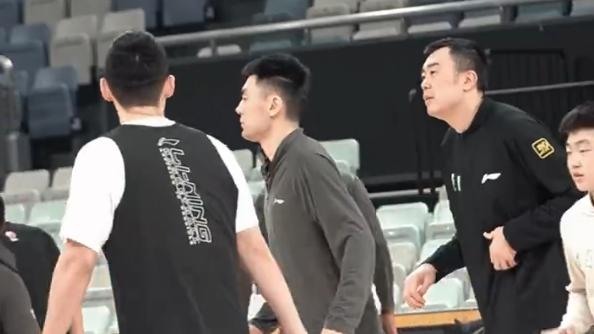 格轰17+3王者归来！小龙17+8满血复活，赵继伟5+2，辽篮领先14分-2.jpg