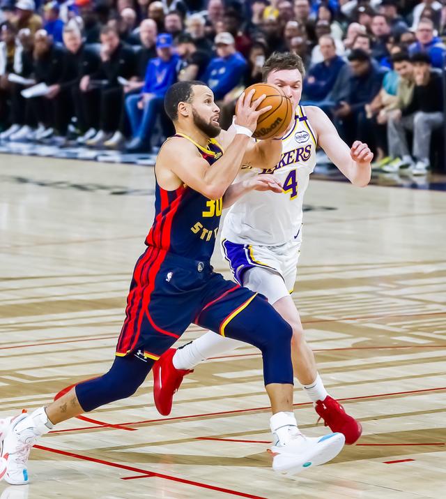 （体育）篮球——NBA常规赛：勇士不敌湖人-2.jpg