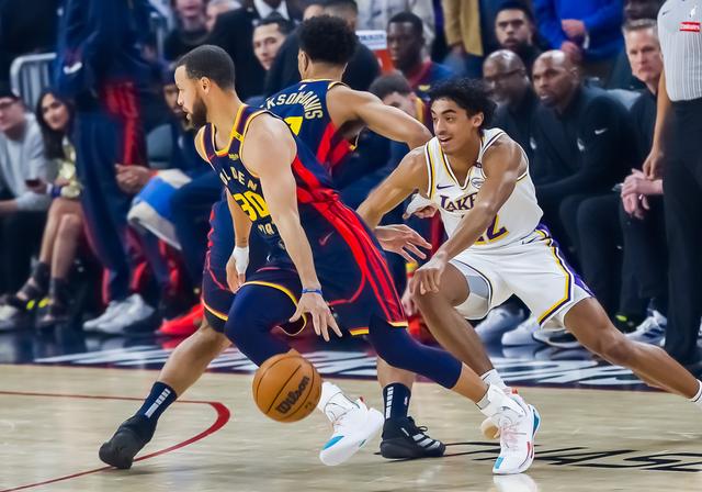 （体育）篮球——NBA常规赛：勇士不敌湖人-3.jpg
