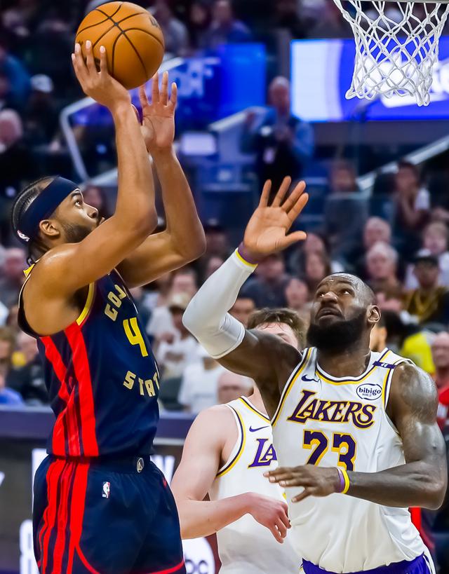 （体育）篮球——NBA常规赛：勇士不敌湖人-8.jpg