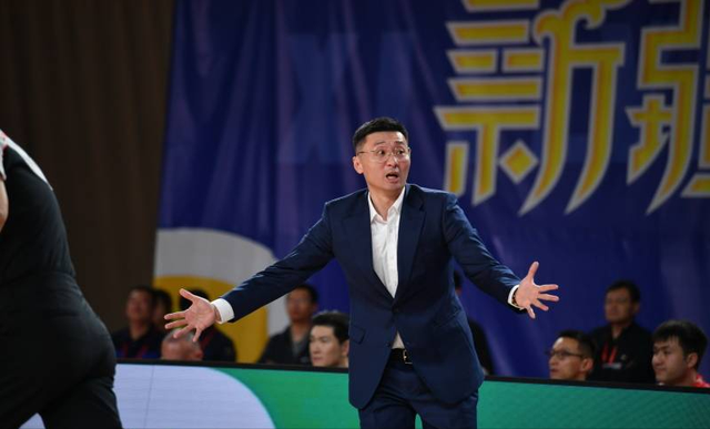 新疆爆冷输球！广东旧将36+11+11，赵睿虽败犹荣，输球主要怪他-2.jpg