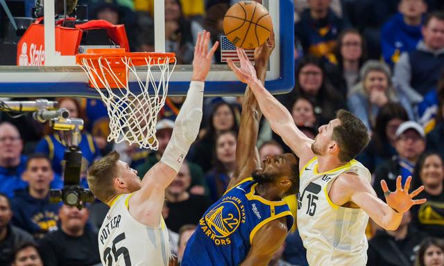 （体育）篮球——NBA常规赛：勇士胜爵士-3.jpg