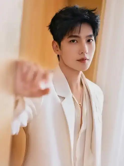 明星都这么矮吗？揭秘娱乐圈“身高之谜”明星真实身高让人意外！-2.jpg