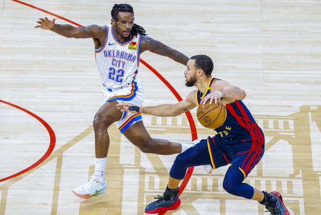 （体育）篮球——NBA常规赛：勇士胜雷霆-2.jpg