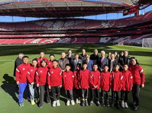 足球报：中国少年造访本菲卡，友谊赛4-3击败里斯本本地青年队-1.jpg