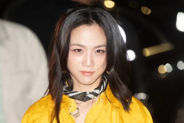 伦敦时装周明星生图：汤唯造型平平但气质好，54岁胡兵帅气显年轻-2.jpg