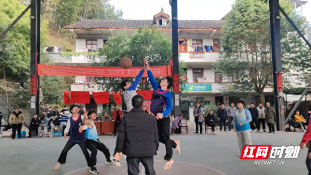 芷江：罗岩村篮球赛场激情飞扬-1.jpg