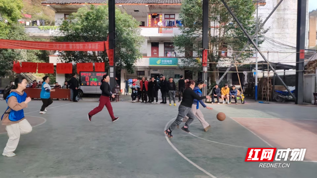 芷江：罗岩村篮球赛场激情飞扬-2.jpg